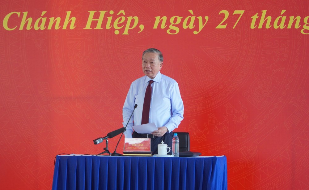 Lắng nghe kỹ lưỡng từng ý kiến, Tổng Bí thư, Chủ tịch nước Tô Lâm phát biểu nhấn mạnh: phải nhìn thẳng vào khó khăn của người lao động và giải quyết bằng trách nhiệm, tình thương. Đồng chí yêu cầu các cấp chú trọng tạo ra việc làm ổn định, hướng tới mức lương đảm bảo được cuộc sống và đẩy mạnh xây dựng nhà ở xã hội để công nhân thực sự an cư.  Ảnh 6: [Góc ảnh: Tổng Bí thư, Chủ tịch nước hướng ánh nhìn đầy ân tình về phía các cán bộ công đoàn và đại diện doanh nghiệp]  Thông điệp gửi Doanh nghiệp và Công đoàn: Tổng Bí thư chỉ đạo tổ chức Công đoàn tuyệt đối không dừng ở phong trào bề nổi mà phải là “mái nhà ấm áp“, bảo vệ kịp thời người lao động khi hoạn nạn. Đồng chí nhắn nhủ các doanh nghiệp phải coi công nhân là “người đồng hành“, chăm lo tốt phúc lợi để tạo sự gắn bó bền vững, cùng nhau phát triển lâu dài.