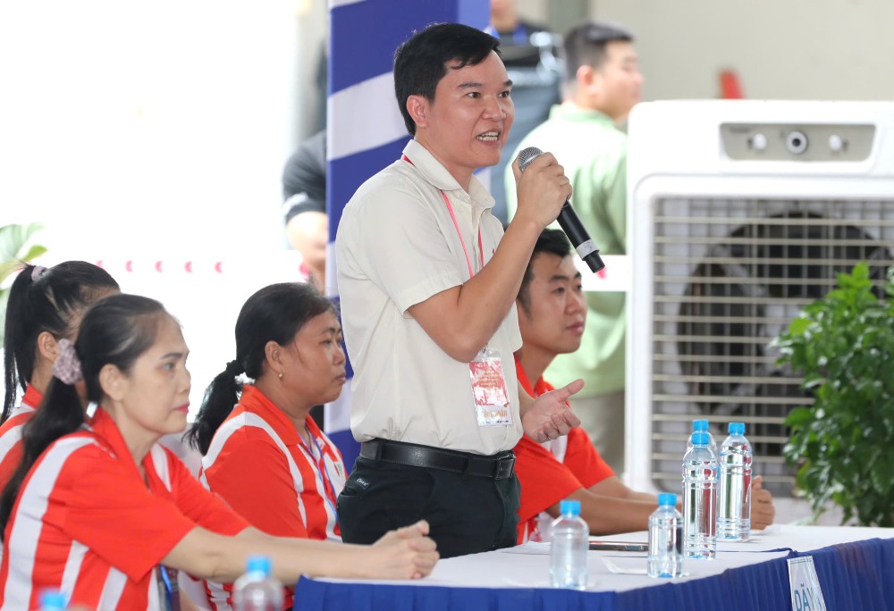 Đại diện cho tiếng nói người thợ, công nhân Lưu Văn Nhiệm mạnh dạn đề xuất Đảng, Nhà nước nghiên cứu xây dựng cơ chế hỗ trợ nguồn lực cho các sáng kiến ngay tại doanh nghiệp. Anh chia sẻ, trước áp lực về chi phí nhân công và yêu cầu nâng cao năng suất để cạnh tranh ngày càng lớn , việc có thêm nguồn lực hỗ trợ sẽ tạo động lực mạnh mẽ để công nhân vượt qua khó khăn về điều kiện học tập, khơi dậy tinh thần sáng tạo từ những cải tiến nhỏ nhưng có giá trị ứng dụng cao, giúp doanh nghiệp phát triển bền vững.