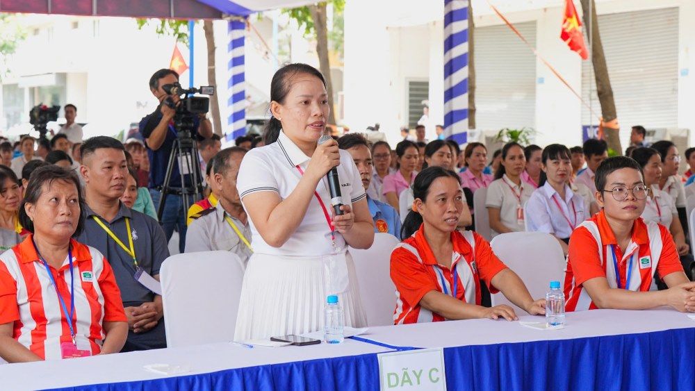 Mang trong mình căn bệnh hiểm nghèo từ năm 2015, công nhân Huỳnh Thị Lý thiết tha mong mỏi Nhà nước và cơ quan Bảo hiểm mở rộng phạm vi chi trả đối với các bệnh nặng, điều trị dài ngày để công nhân bớt khó khăn. Chị cũng kính mong Tổng Bí thư quan tâm xây thêm nhiều nhà ở xã hội gần khu công nghiệp cho công nhân thuê, cùng với trường học và nơi khám chữa bệnh thuận tiện