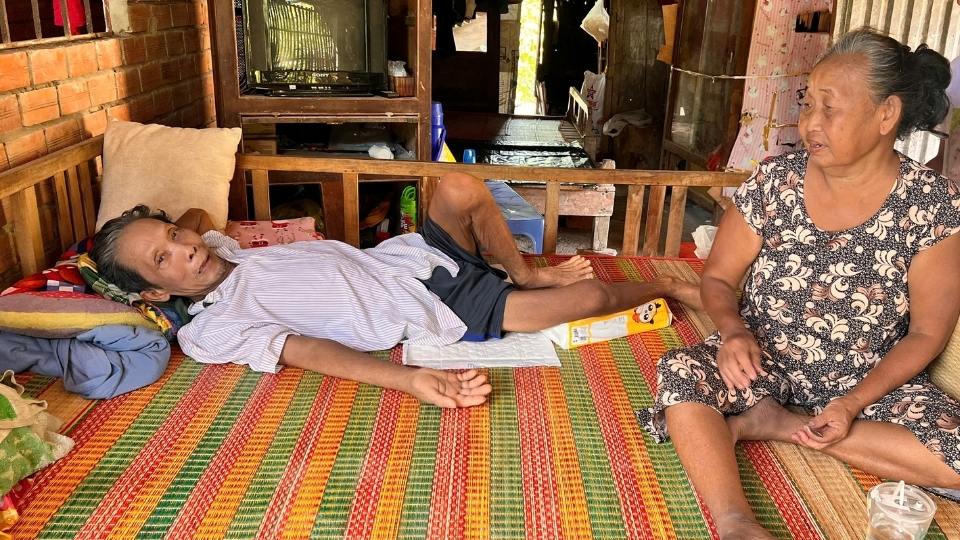 Mr. Nguyen Van Dau's family is exhausted from illness as he is paralyzed half of his body, all activities depend on relatives. Photo: Quoi An Commune Women's Union