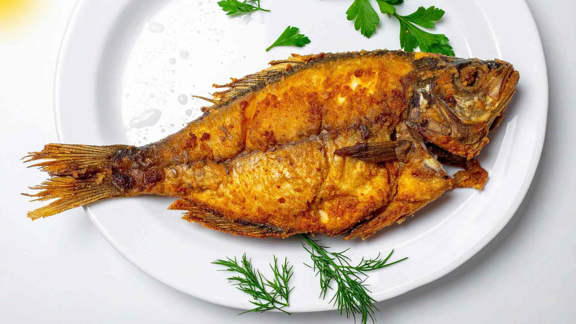 Fish fried in oil, increasing the burden on the liver. Photo: Quang Minh