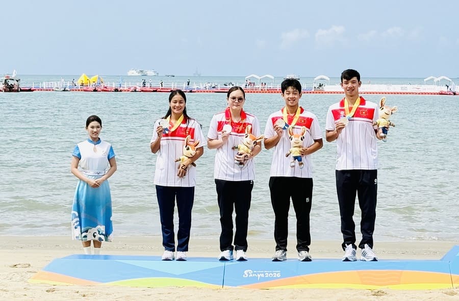 Nguyen Huy Hoang and his teammates win a silver medal in the 4x1 relay. 500m at the final day of swimming at the 2026 Asian Beach Games. Photo: Hoai Viet