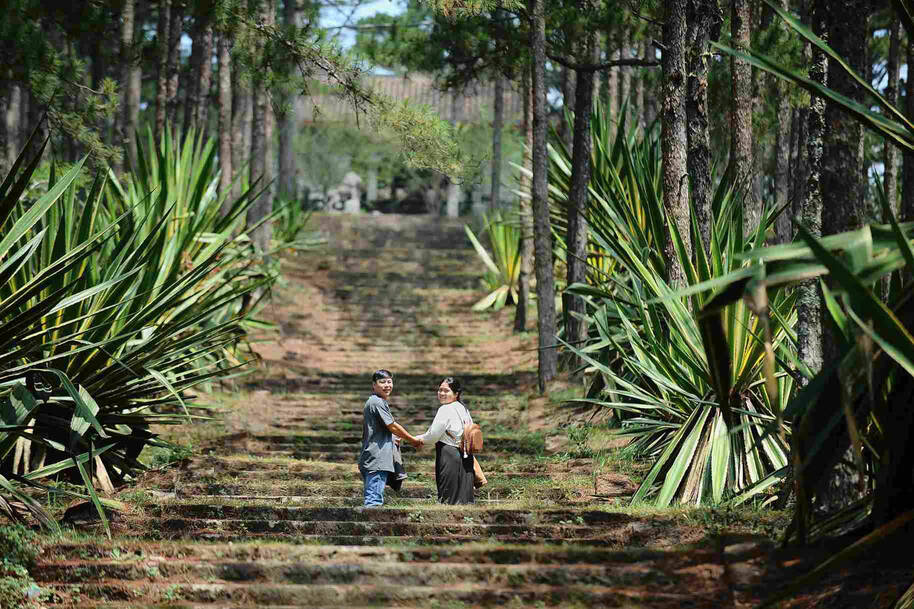 Du khách khám phá lặng mộ Quận công Nguyễn Hữu Hào và phu nhân. Ảnh: Phúc Khánh