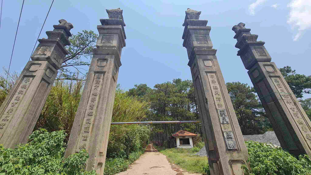 Cổng vào khu lăng mộ Quận công Nguyễn Hữu Hào với 4 trụ biểu qua thời gian dài vẫn còn khá uy nghi. Ảnh: Phúc Khánh