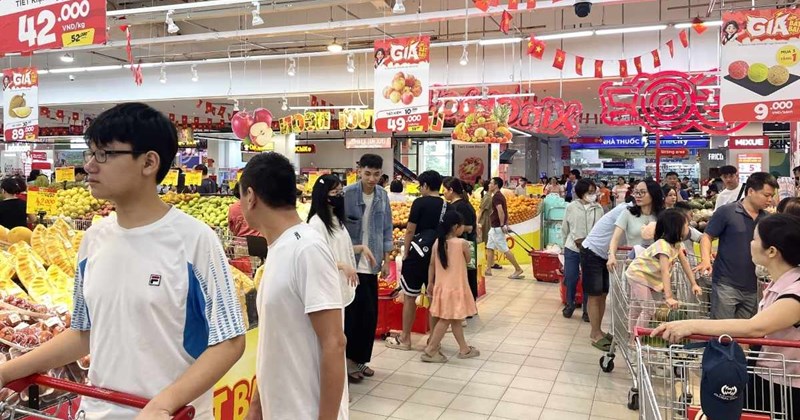 Siêu thị tung nhiều ưu đãi, người dân Hà Nội mua sắm dịp lễ