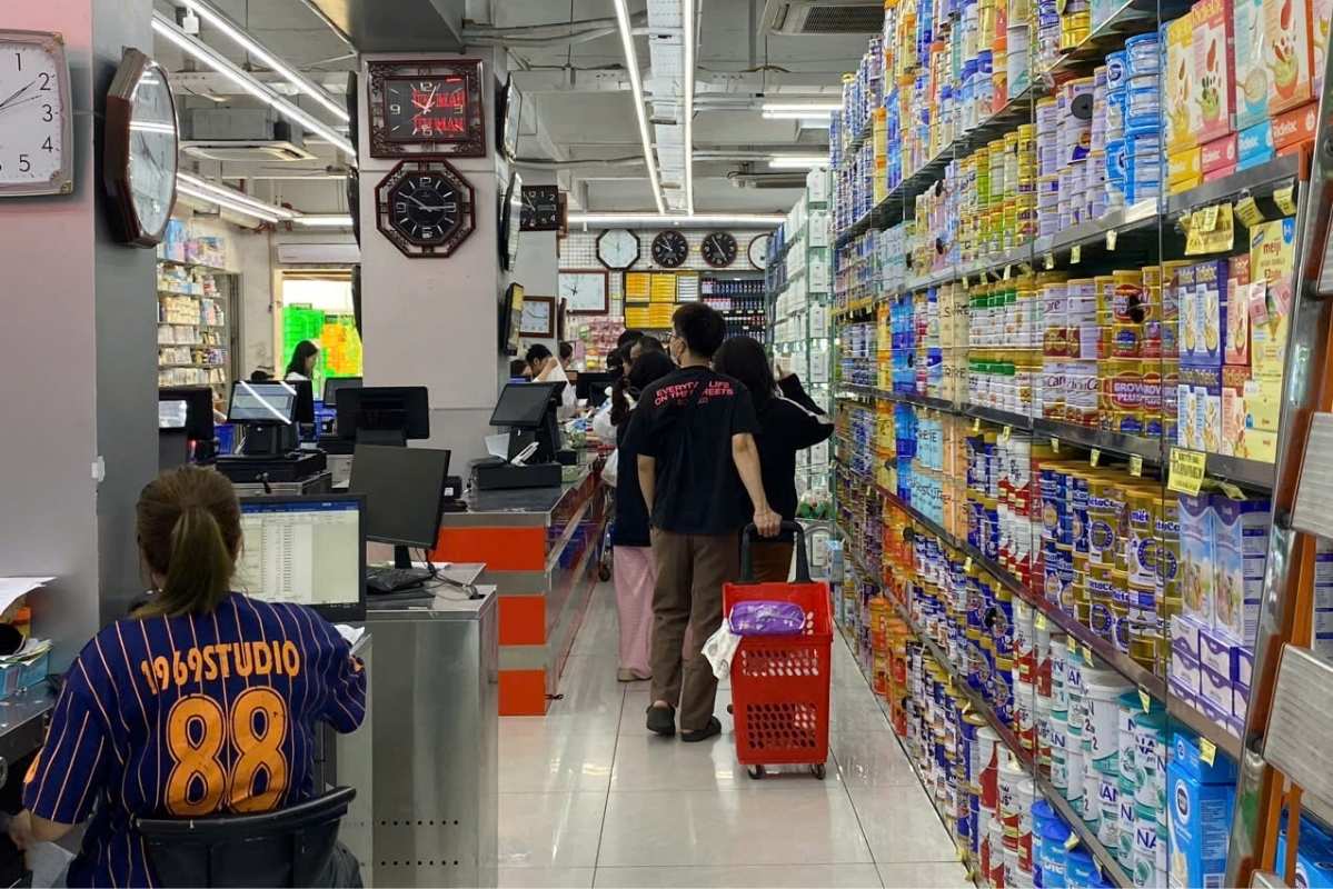 Hàng dài người chờ thanh toán tại siêu thị Thành Đô.