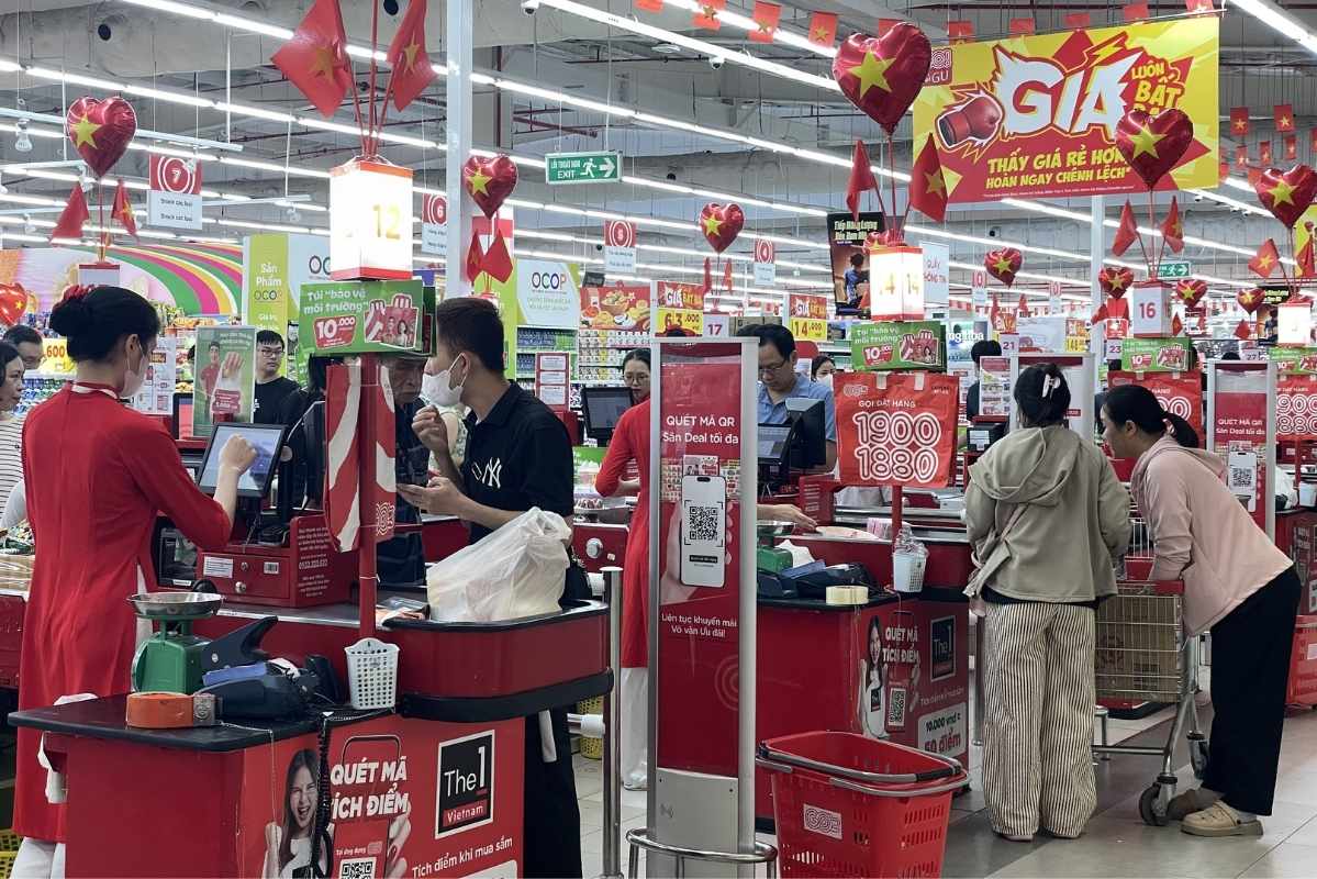 Khu vực thanh toán hoạt động hết công suất trong ngày nghỉ lễ. Ảnh: Thanh Bình 