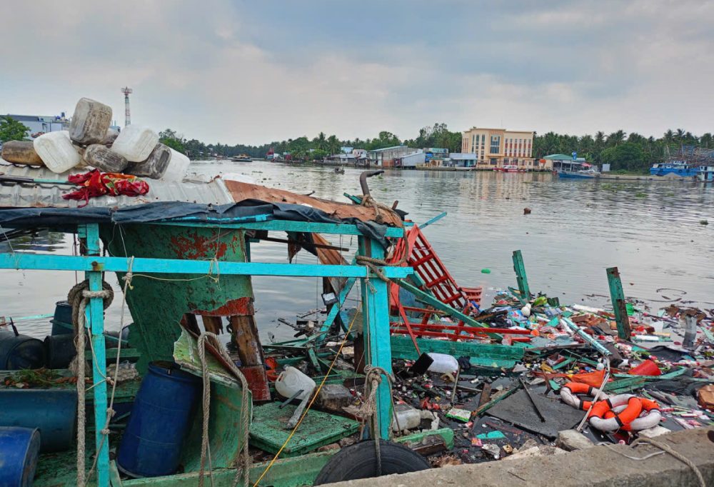 Scène de l'explosion puis de l'incendie majeur du bateau de pêche qui a endommagé le véhicule et blessé de nombreuses personnes. Photo: Comité militaire de la commune de Bình An