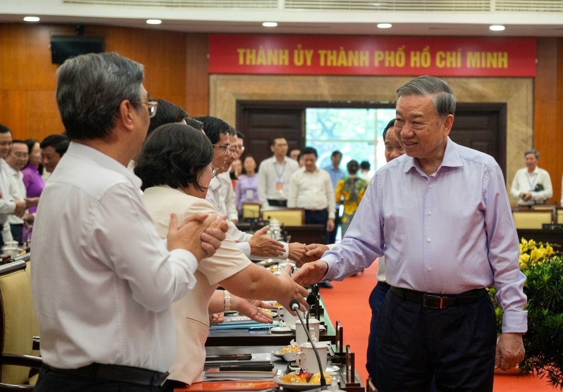 General Secretary and President To Lam visits delegates attending the conference. Photo: Ha Khanh