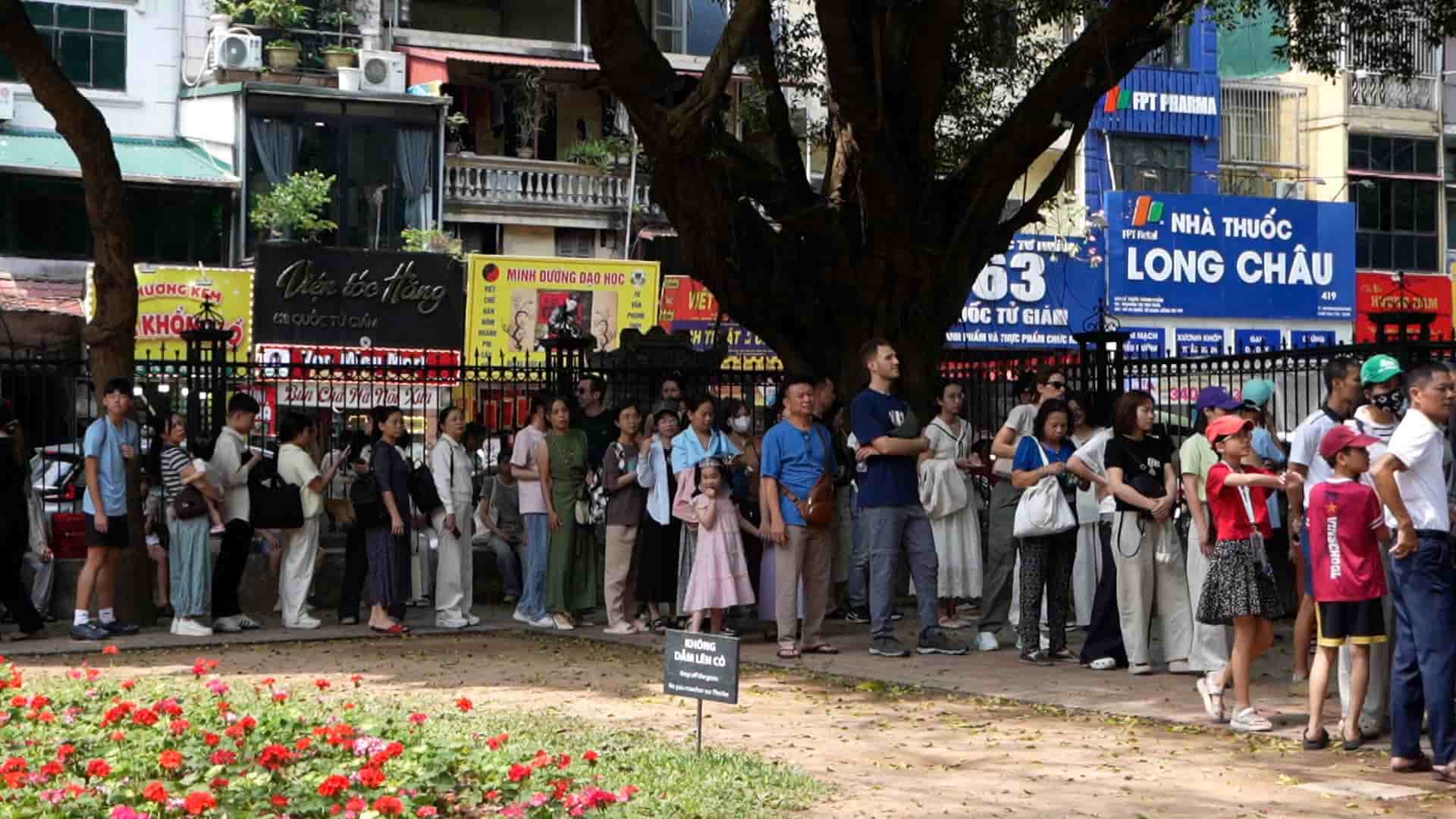 조상 제삿날 마지막 날 반미에우 - 국자감에 사람들로 북적입니다. 사진: 후옌안