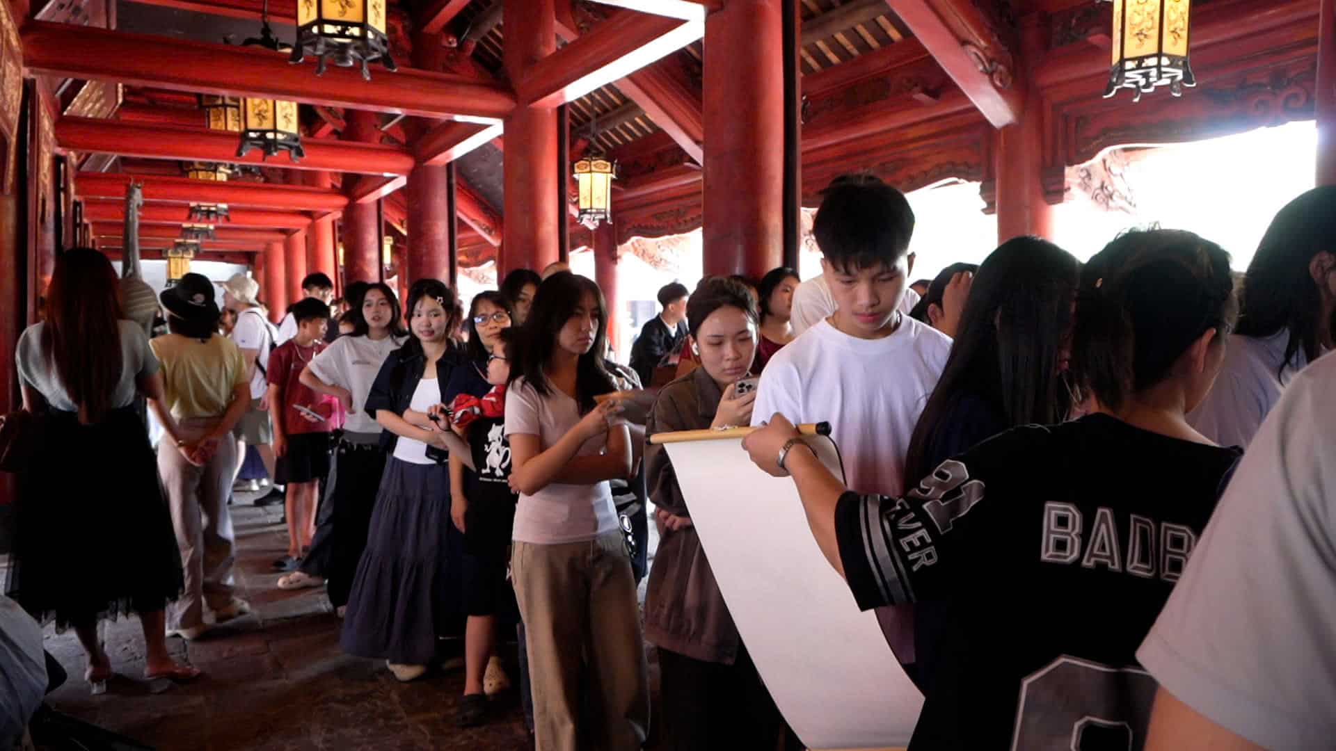 Khu vực xin chữ tấp nập. Ảnh: Huyền Anh