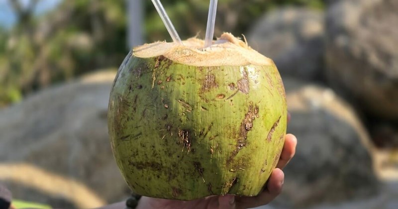 4 lợi ích của nước dừa với người bị đau dạ dày