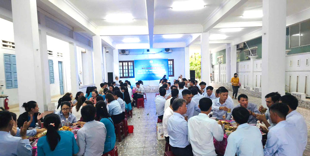 Ban Thach Ward Trade Union coordinates with the grassroots Trade Union of Quang Nam Water Supply and Drainage Joint Stock Company to organize the "Trade Union Meal" program with 100 meals for union members and workers in the unit. Photo: Ban Thach Trade Union