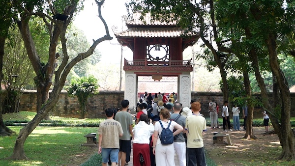 Le dernier jour des vacances, Văn Miếu - Quốc Tử Giám est toujours bondé de personnes demandant des caractères porte-bonheur