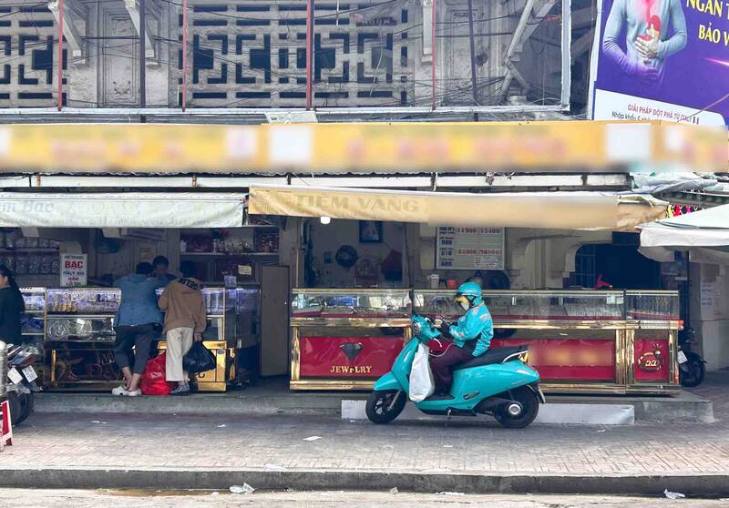Lác đác khách giao dịch tại các cửa hàng kinh doanh vàng.