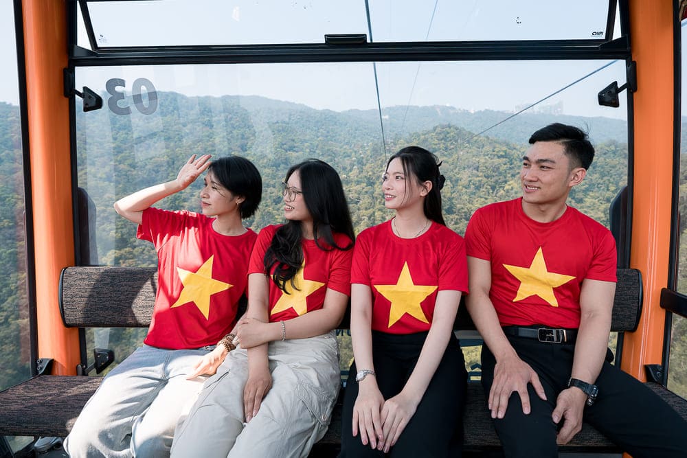 Los turistas están entusiasmados con la exploración en teleférico en la cima de Ba Na. Foto: Thanh Son