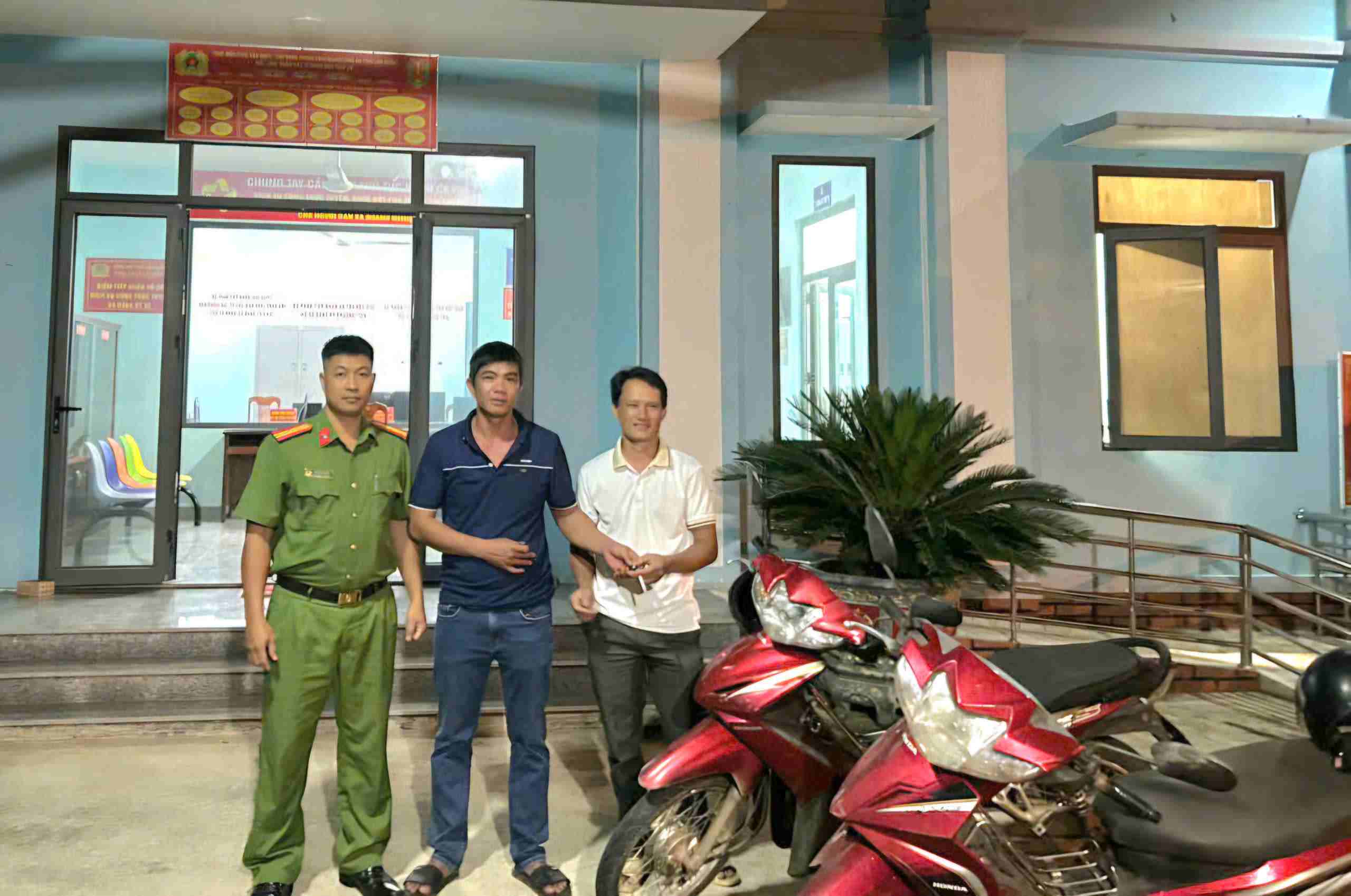 Cat Tien 3 Commune Police support people to exchange for wrongly driven motorbikes. Photo: Trung Kien