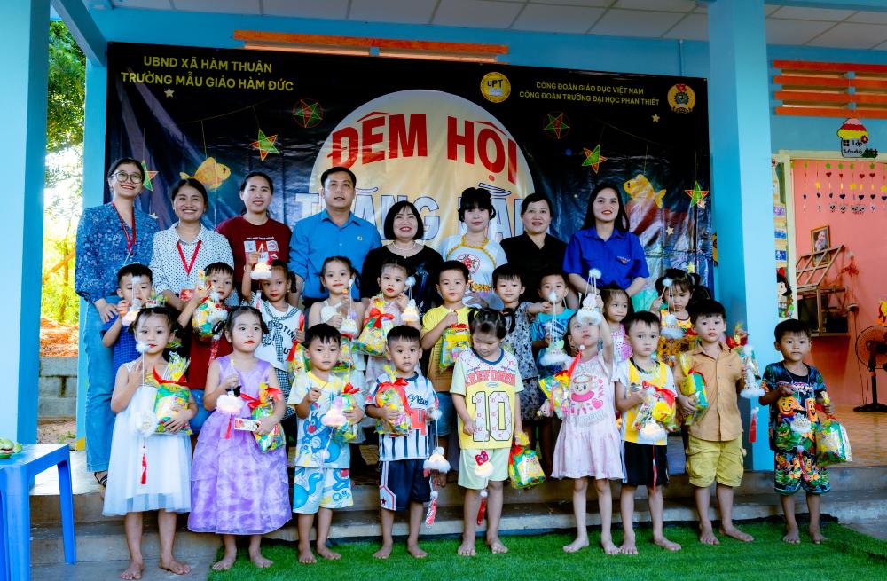 Ms. Lam Ngoc Diep (last row, 4th from right) - Chairwoman of the Trade Union of Phan Thiet University in the program in coordination with the Mui Ne Ward Trade Union, organizing Mid-Autumn Festival for children of Ham Duc Kindergarten, Ham Thuan commune, Lam Dong province, in 2025. Photo: NVCC