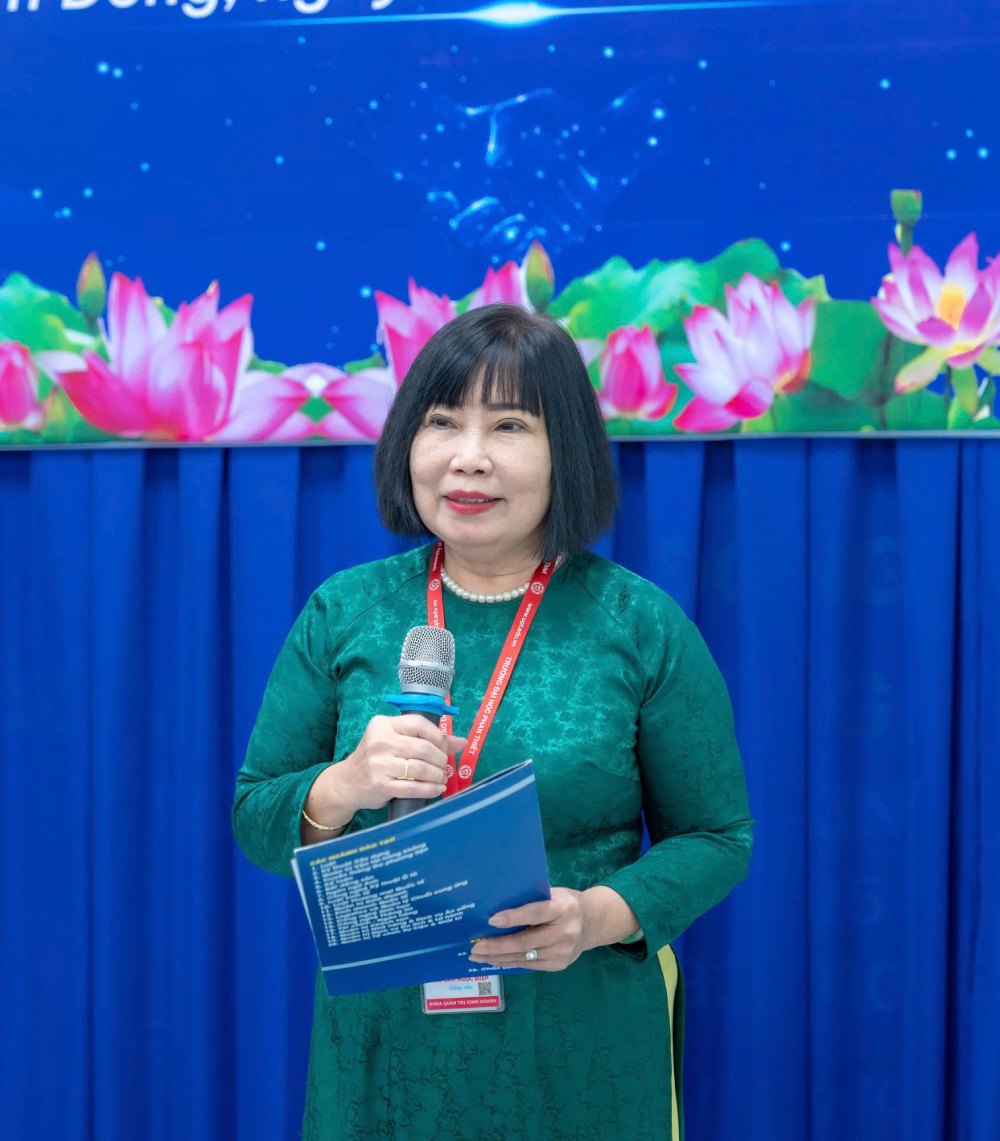 Bà Lâm Ngọc Điệp - Chủ tịch Công đoàn Trường Đại học Phan Thiết trong lễ ký kết hợp tác với Công đoàn phường Mũi Né, năm 2025. Ảnh: NVCC