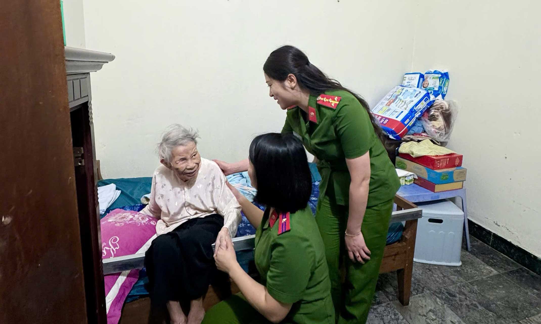 Cán bộ Công an thăm hỏi, sẻ chia với phụ nữ cao tuổi, góp phần lan tỏa tinh thần tương thân tương ái. Ảnh: Công an Lào Cai