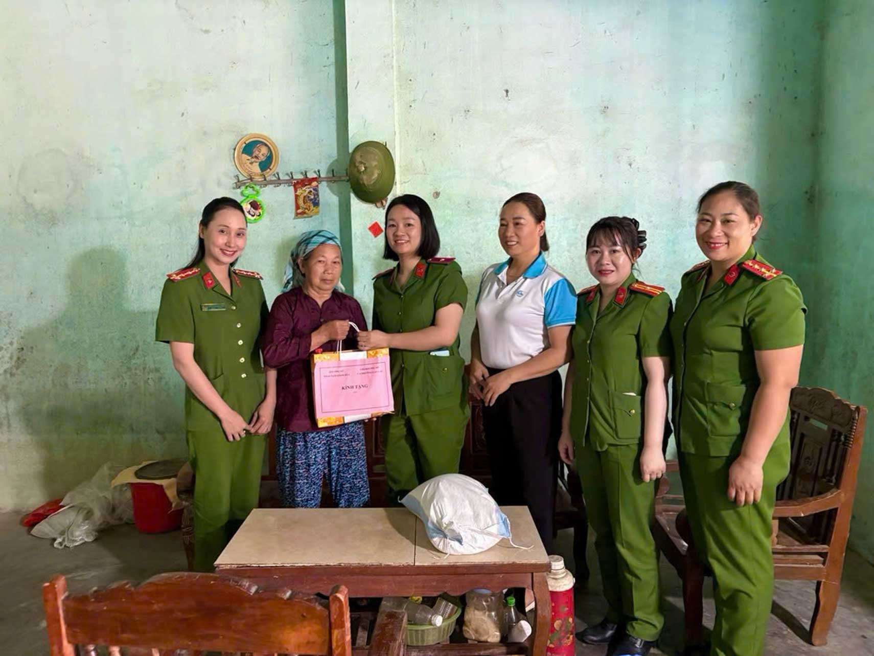 Chi hội Phụ nữ Công an phường Lào Cai và Hội Phụ nữ Trại tạm giam số 1 Công an tỉnh trao quà cho phụ nữ có hoàn cảnh khó khăn. Ảnh: Công an Lào Cai