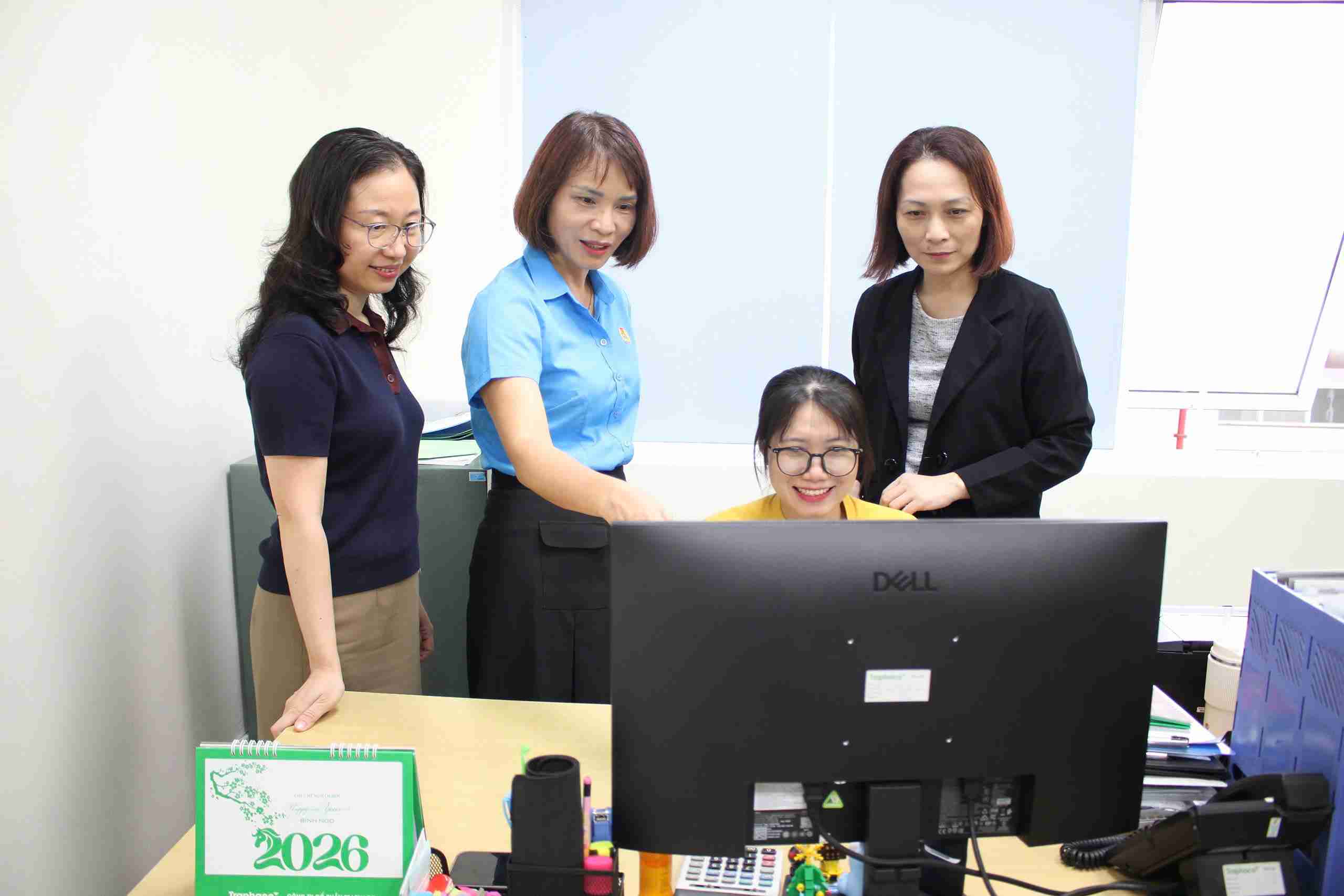 Chị Hoàng Thị Hường trong một buổi làm việc tại doanh nghiệp. Ảnh: Mai Hương