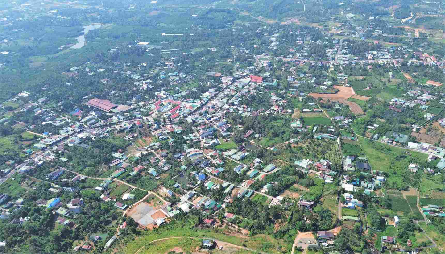 Một khu dân cư thuộc tỉnh Lâm Đồng trên trục Quốc lộ 20. Ảnh: Phúc Khánh 