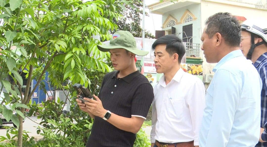 Cán bộ xã Chấn Hưng kiểm tra hình ảnh flycam để phát hiện sớm vi phạm đất đai. Ảnh: Xã Chấn Hưng