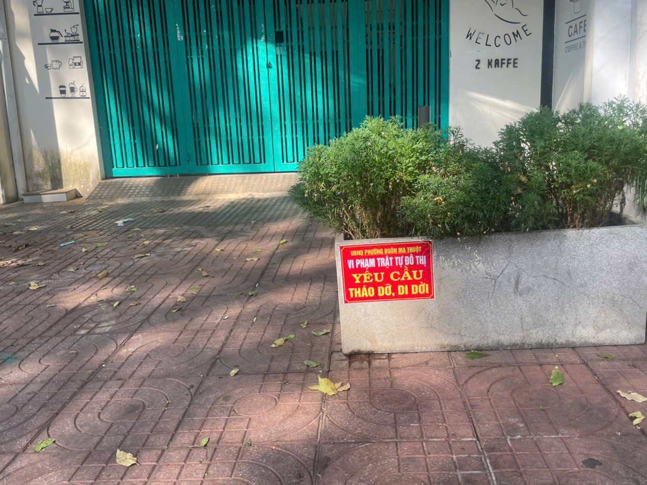 Một số vật dụng ở vỉa hè phường Buôn Ma Thuột được yêu cầu di dời. Ảnh: Công an cung cấp