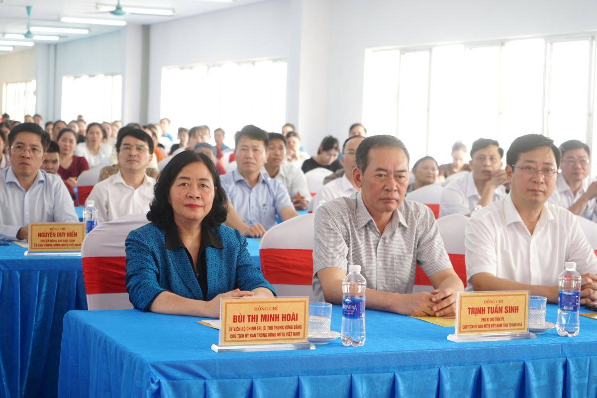 Chủ tịch Ủy ban Trung ương Mặt trận Tổ quốc Việt Nam dự chương trình trao quà của lãnh đạo Đảng, Nhà nước đến người dân, gia đình chính sách, công nhân lao động khó khăn tại Thanh Hóa. Ảnh: Quách Du