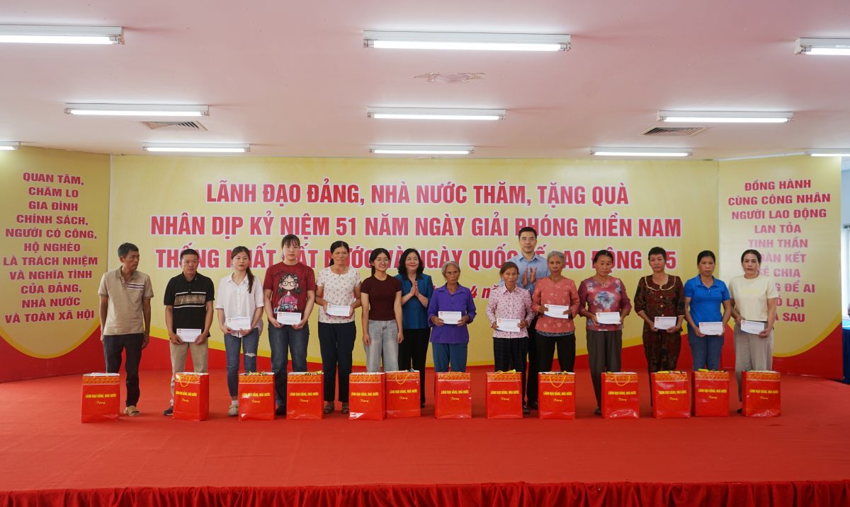 Chủ tịch Ủy ban Trung ương Mặt trận Tổ quốc Việt Nam và lãnh đạo tỉnh Thanh Hóa trao quà đến các gia đình chính sách, công nhân lao động khó khăn. Ảnh: Quách Du