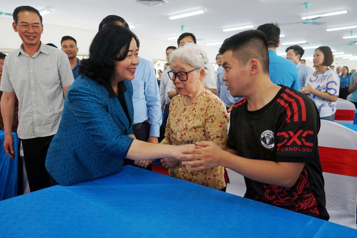 Chủ tịch Ủy ban Trung ương Mặt trận Tổ quốc Việt Nam Bùi Thị Minh Hoài ân cần thăm hỏi, động viên hộ chính sách, gia đình khó khăn. Ảnh: Quách Du