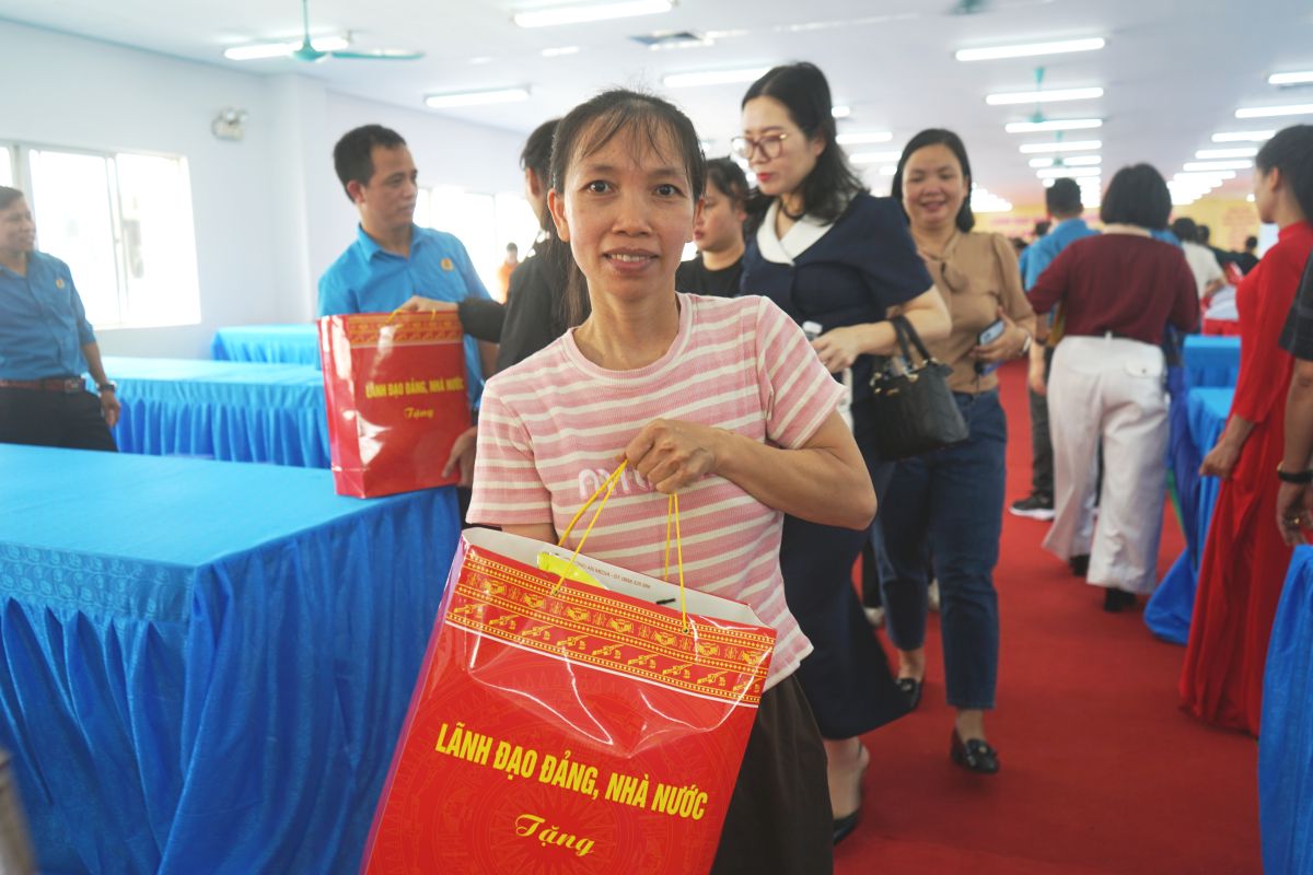 Công nhân tại Công ty TNHH Sakurai Việt Nam bày tỏ niềm phấn khởi khi nhận được quà của lãnh đạo Đảng, Nhà nước. Ảnh: Quách Du