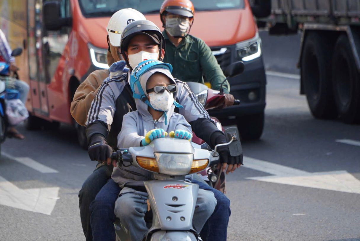 Gia đình chở theo trẻ nhỏ, hành lý lỉnh kỉnh trên Quốc lộ 1 hướng vào TPHCM.