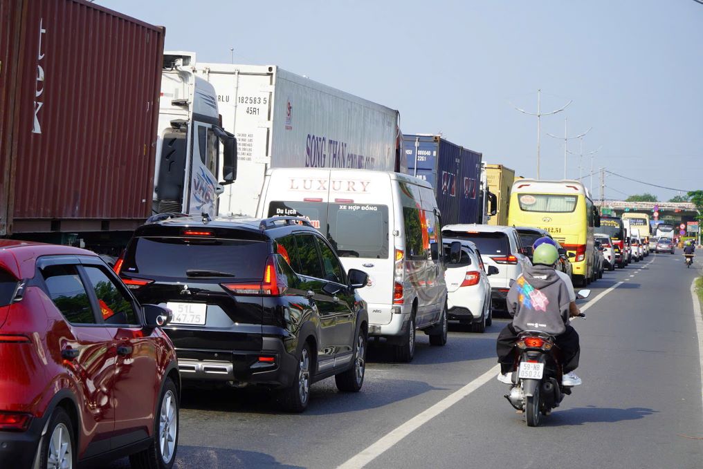 Dòng xe dày đặc trên đường dẫn cao tốc TPHCM - Trung Lương hướng về nút giao Bình Thuận chiều 27.4 Ảnh: Nguyên Chân