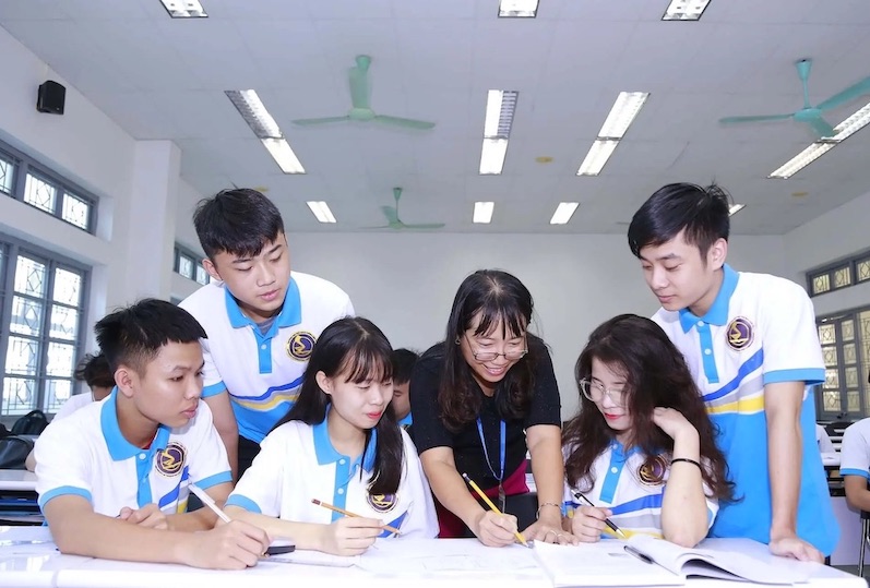 University lecturers have the task of teaching, guiding and evaluating projects and graduation theses of the university-level training program. Photo: Van Trang