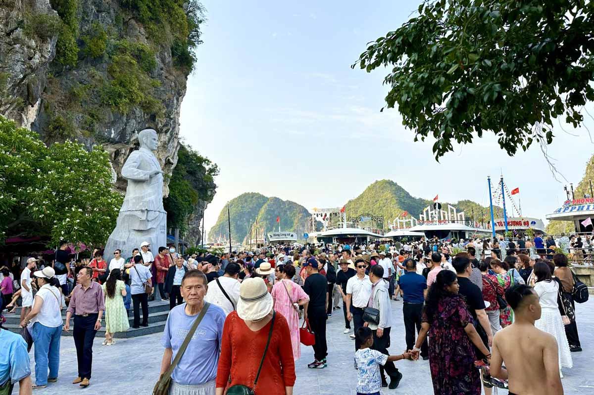 La bahía de Ha Long es el destino que atrae a la mayor cantidad de turistas en Quang Ninh durante las 3 vacaciones. Foto: Hai Ha
