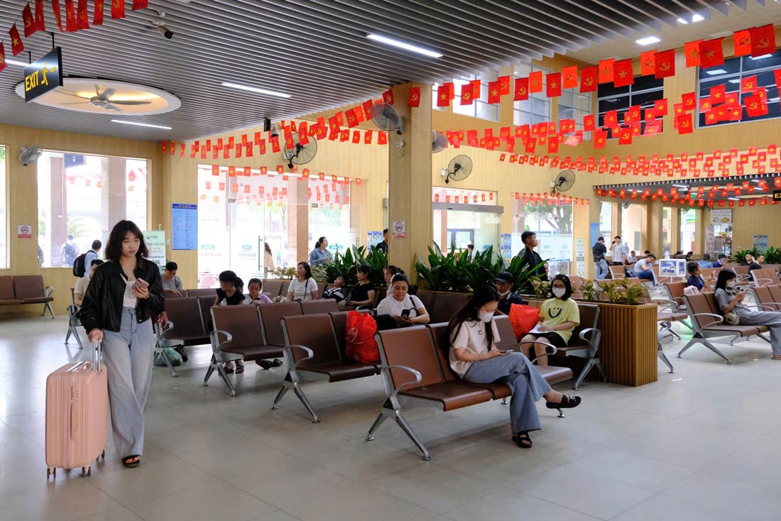 Ghi nhận tại khu vực bến xe Mỹ Đình thông thoáng, lượng hành khách không tăng đột biến. Khu vực phòng chờ, quầy vé và luồng di chuyển trong bến xe khá dễ dàng, không xảy ra cảnh chen lấn. Ảnh: Lê Trang + Mỹ Ly