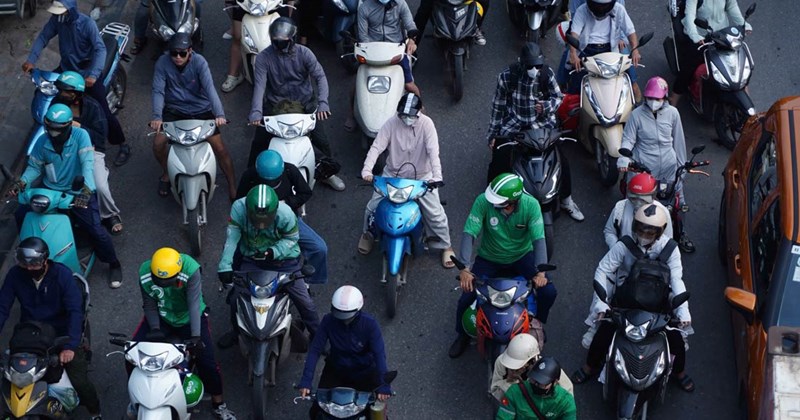 Hanoi gateway is crowded, bus station is clear after the Giỗ Tổ holiday