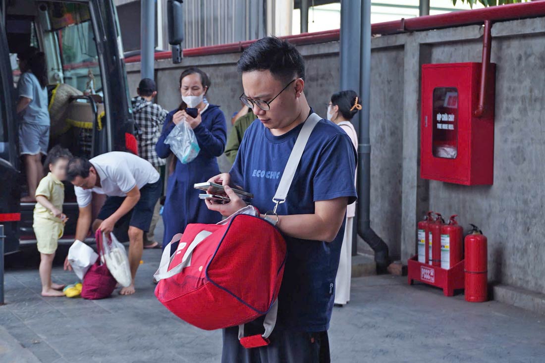 Theo anh Trần Vinh, một người dân từ Thanh Hóa xuống Hà Nội, cho biết hiện một số khu vực trên tuyến đường anh di chuyển đã xảy ra ùn tắc; hành trình từ nhà đến Thủ đô mất hơn 5 tiếng, lâu hơn đáng kể so với thường ngày. Ảnh: Huyền Trang + Trang Anh