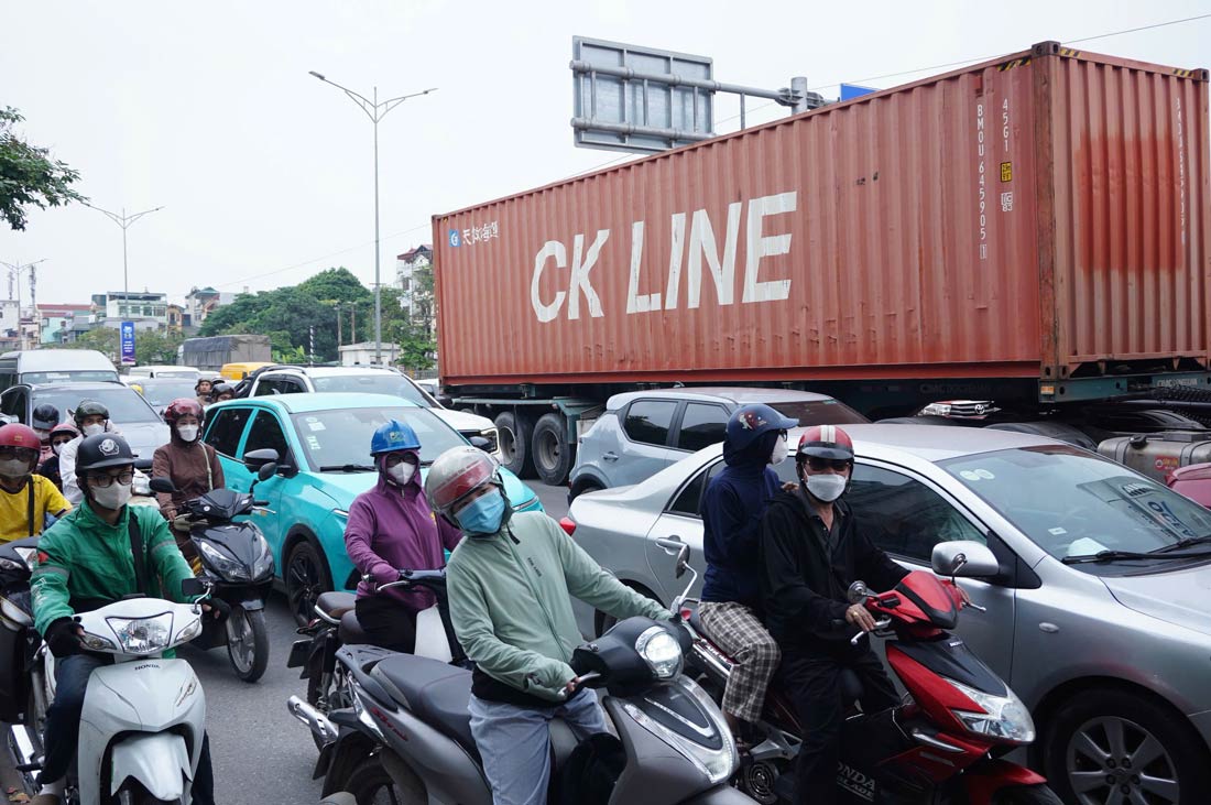 Khoảng 16h30, khu vực đường Ngọc Hồi hướng về trung tâm thành phố ghi nhận lưu lượng phương tiện tăng cao, đông đúc, xảy ra tình trạng ùn tắc cục bộ. Ảnh: Huyền Trang + Trang Anh