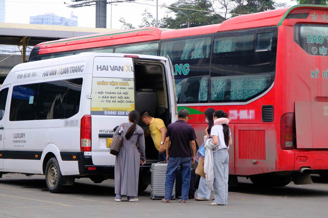 Tài xế trả khách tại bến xe sau kỳ nghỉ lễ, khu vực đón trả thông thoáng, không có cảnh quá tải. Ảnh: Lê Trang - Mỹ Ly