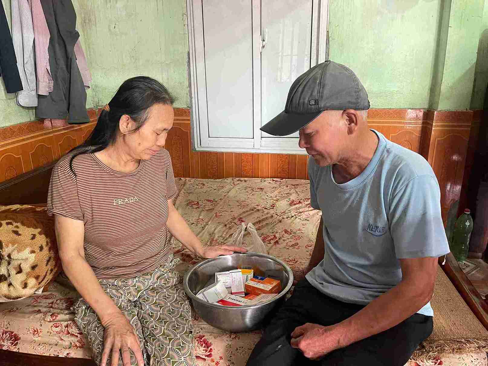 The elderly couple searched for each pill, enduring the days of illness and deprivation. Photo: Mai Huong
