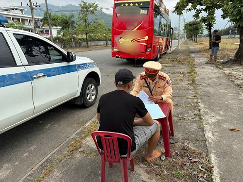 Traffic police strengthen inspection and handling of violations during the Giỗ Tổ holiday. Photo: Traffic Police Department