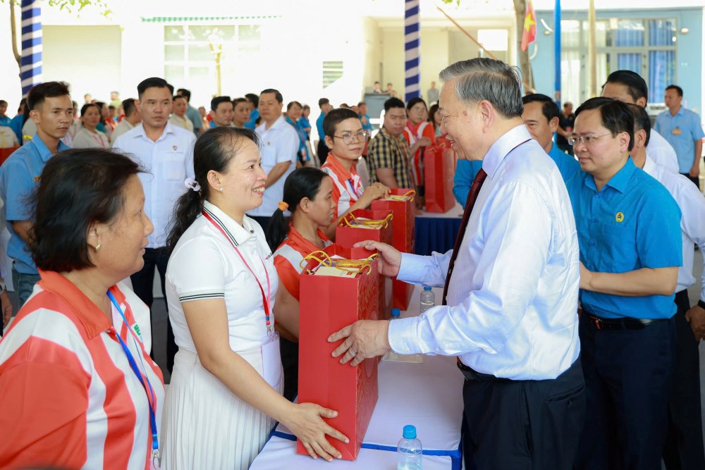 General Secretary and President To Lam directly visited and presented meaningful gifts on the occasion of April 30 and May 1 to workers and laborers. Photo: Anh Tu