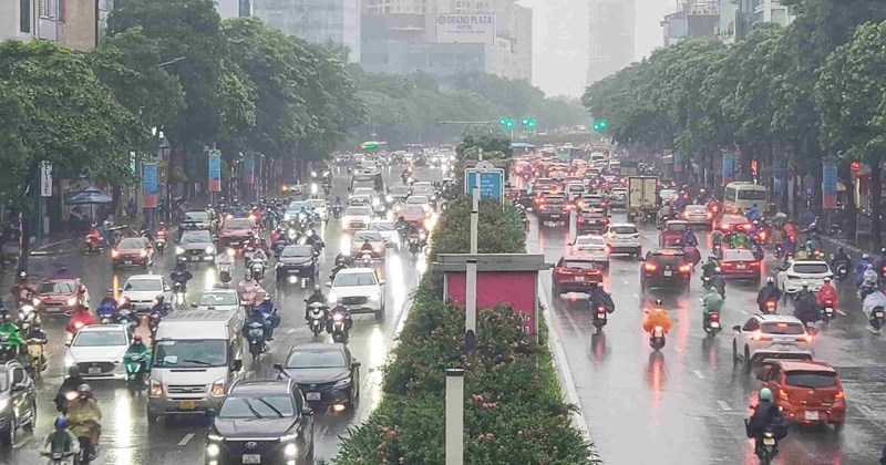Hà Nội đối mặt nguy cơ dông trong 3 giờ tới