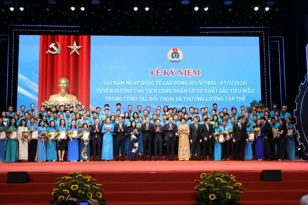 ボー・ティ・アイン・スアン党中央委員会書記、国家副主席が、対話と団体交渉の模範的な優秀な基礎労働組合委員長に贈り物を贈呈。写真:フウ・チャン