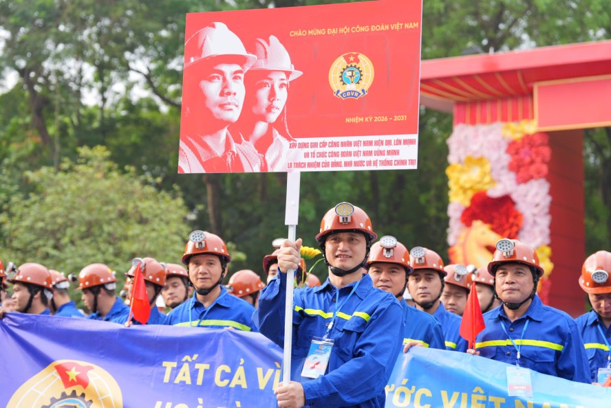 Secretary of the Party Central Committee, Vice President Vo Thi Anh Xuan presents gifts to outstanding grassroots trade union presidents who are typical in dialogue and collective bargaining work. Photo: Huu Chanh