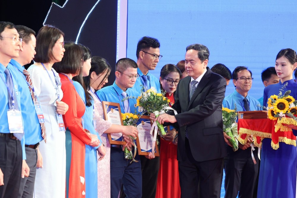 Secretary of the Party Central Committee, Vice President Vo Thi Anh Xuan presents gifts to outstanding grassroots trade union presidents who are typical in dialogue and collective bargaining work. Photo: Huu Chanh