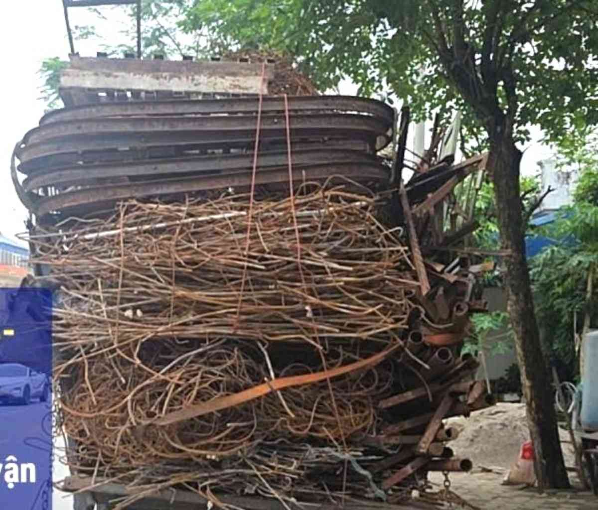 Road Traffic Police Team No. 4, Traffic Police Department of Ninh Binh Provincial Police fine vehicles carrying materials exceeding the allowed loading height. Photo: Ninh Binh Police